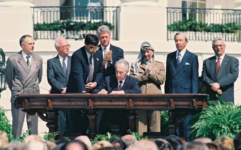 F.M. Shimon Peres Signing Israel-Plo Treaty. L-R: Russian F.M. Kosirev, F.M. Yitzhak Rabin, Us Pres. Bill Clinton, PLO Chairman Yasser Arafat, US Secy. Christopher & Amp; Abu Mazen